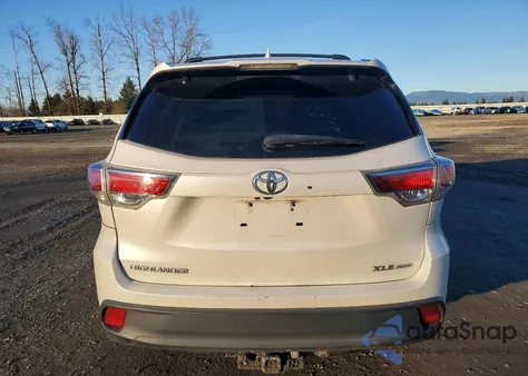 2015 Toyota Highlander Xle z USA, uszkodzony, nr VIN 5TDJKRFH1FS182247